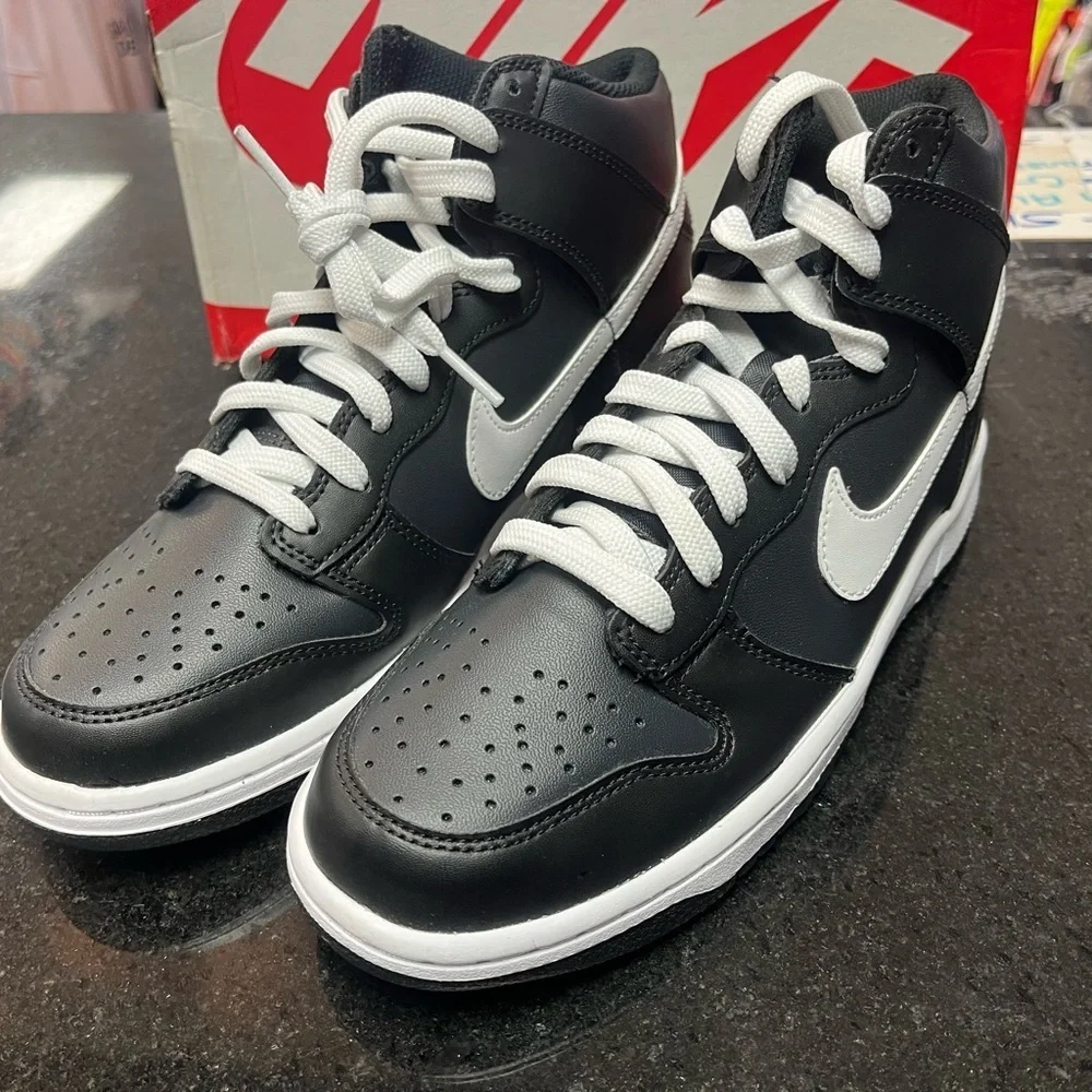 Sz 7 dunk mids black & white